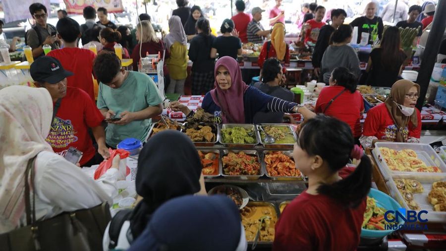 Warga membeli jajanan di Pasar jajanan untuk buka puasa atau bazar takjil di Bendungan Hilir (Benhil), Jakarta, Kamis, (19/2/2026). (CNBC Indonesia/Muhammad Sabki)