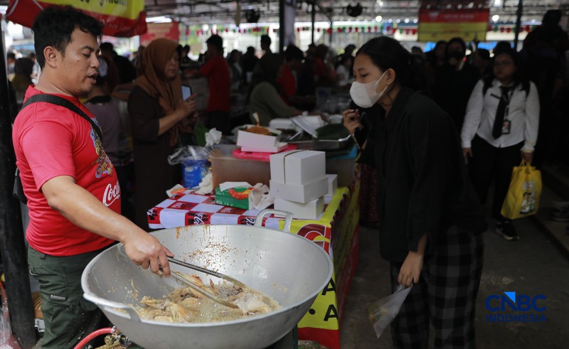 Warga membeli jajanan di Pasar jajanan untuk buka puasa atau bazar takjil di Bendungan Hilir (Benhil), Jakarta, Kamis, (19/2/2026). (CNBC Indonesia/Muhammad Sabki)