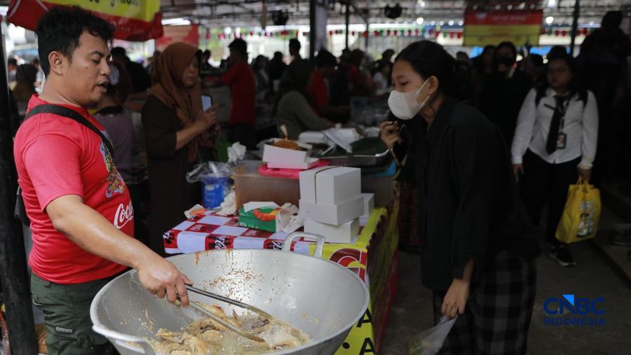 Warga membeli jajanan di Pasar jajanan untuk buka puasa atau bazar takjil di Bendungan Hilir (Benhil), Jakarta, Kamis, (19/2/2026). (CNBC Indonesia/Muhammad Sabki)