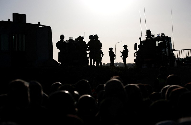 Warga Palestina berbondong-bondong menuju kompleks Al-Aqsa, yang juga dikenal oleh orang Yahudi sebagai Bukit Bait Suci, di Kota Tua Yerusalem, untuk mengikuti salat Jumat pertama selama bulan suci Ramadhan, di dekat pos pemeriksaan Qalandia di Tepi Barat yang diduduki Israel, 20 Februari 2026. (REUTERS/Mohammed Torokman)