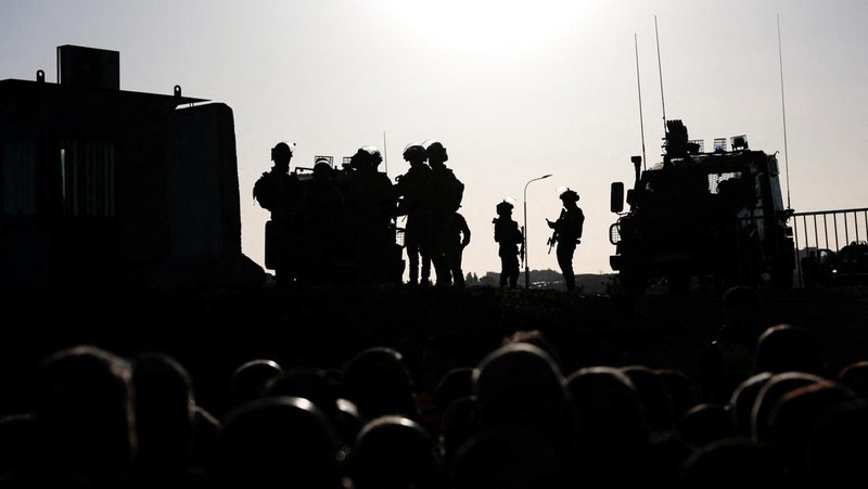 Warga Palestina berbondong-bondong menuju kompleks Al-Aqsa, yang juga dikenal oleh orang Yahudi sebagai Bukit Bait Suci, di Kota Tua Yerusalem, untuk mengikuti salat Jumat pertama selama bulan suci Ramadhan, di dekat pos pemeriksaan Qalandia di Tepi Barat yang diduduki Israel, 20 Februari 2026. (REUTERS/Mohammed Torokman)