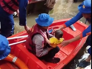 Polisi Evakuasi Balita dan Warga Sakit yang Terjebak Banjir Kebon Pala