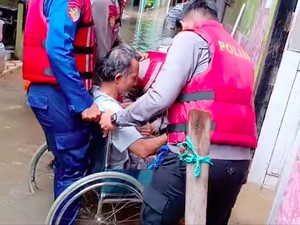 Polisi Evakuasi Warga Sakit Kena Banjir di Pela Mampang Jaksel