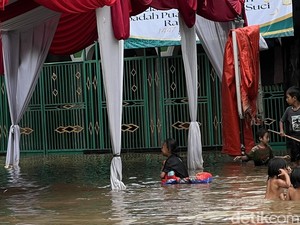 Saat Banjir di Rawa Buaya Jadi Wahana Bocah Main Air