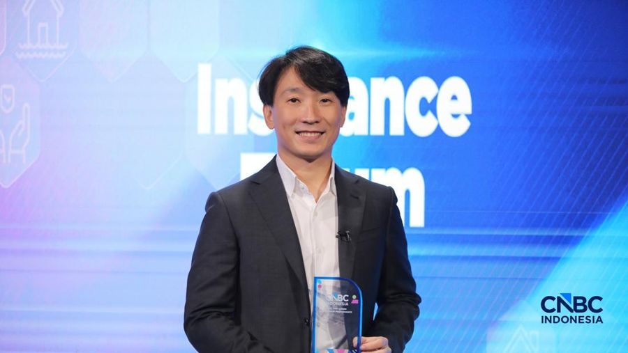 Chief Product Officer PT Asuransi Allianz Life Indonesia, Cheang Khai Au menerima penghargaan Best Unit-Linked Investment Performance di sela acara Insurance Forum 2026 di Jakarta, Jumat (20/2/2026). (CNBC Indonesia/Faisal Rahman)