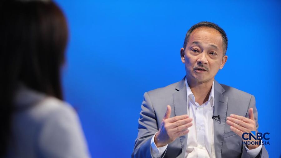 Dewan Pengurus Asosiasi Asuransi Jiwa Indonesia (AAJI), Albertus Wiroyo menyampaikan pemaparan dalam acara Insurance Forum 2026 di Jakarta, Jumat (20/2/2026). (CNBC Indonesia/Faisal Rahman)