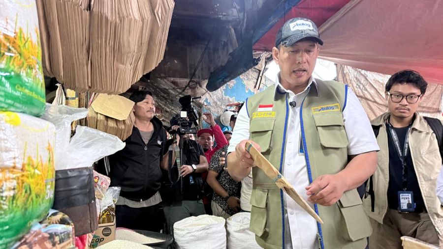 Direktur Utama Perum Bulog Ahmad Rizal Ramdhani ke Pasar Jatinegara, Jakarta Timur dan Pasar Minggu, Jakarta Selatan Jumat (20/2/2026). (Dok. Bulog)