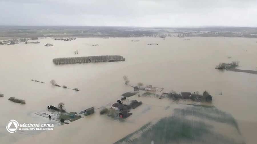 Foto udara yang diambil pada Kamis (19/2/2026) memperlihatkan hamparan lahan pertanian dan permukiman warga terendam banjir di antara kota Agen dan La R&eacute;ole, Prancis barat daya. (Tangkapan Layar Video Reuters/SECURITE CIVILE)