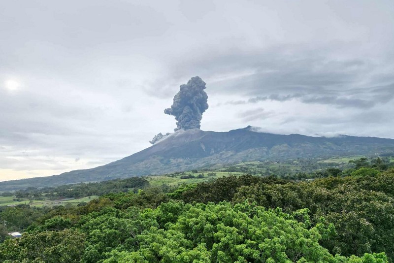 Gunung Kanlaon yang meletus dari kota Murcia, provinsi Negros Occidental, Filipina tengah, Kamis (19/2/2026). (Francis FABIANIA / AFP)