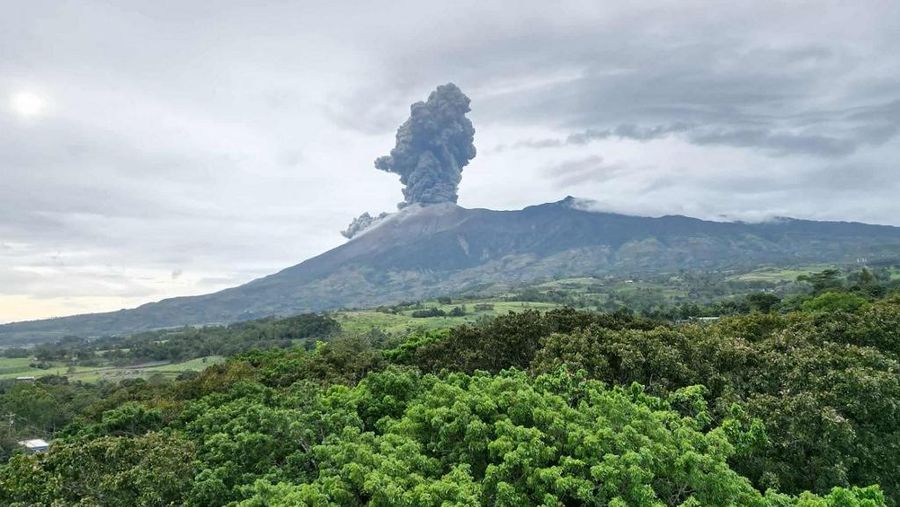 Gunung Kanlaon yang meletus dari kota Murcia, provinsi Negros Occidental, Filipina tengah, Kamis (19/2/2026). (Francis FABIANIA / AFP)