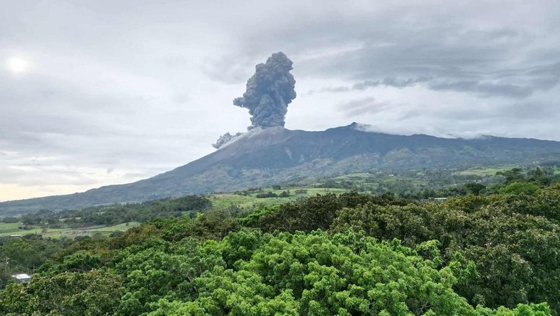 Gunung Kanlaon yang meletus dari kota Murcia, provinsi Negros Occidental, Filipina tengah, Kamis (19/2/2026). (Francis FABIANIA / AFP)