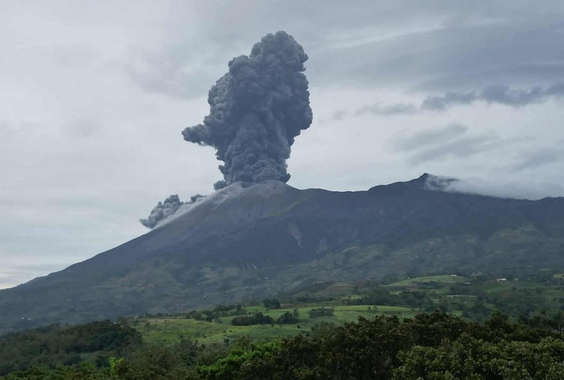 Gunung Kanlaon yang meletus dari kota Murcia, provinsi Negros Occidental, Filipina tengah, Kamis (19/2/2026). (Francis FABIANIA / AFP)