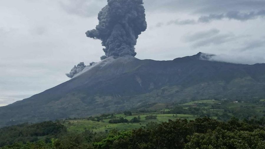Gunung Kanlaon yang meletus dari kota Murcia, provinsi Negros Occidental, Filipina tengah, Kamis (19/2/2026). (Francis FABIANIA / AFP)