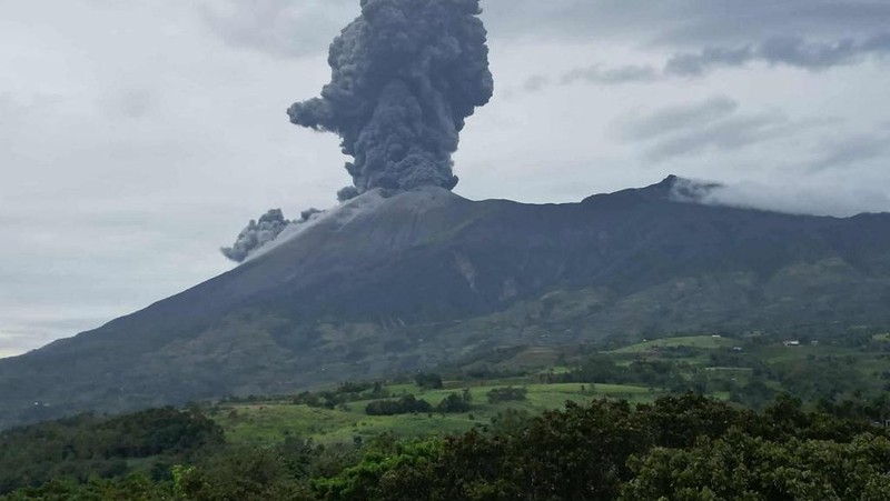 Gunung Kanlaon yang meletus dari kota Murcia, provinsi Negros Occidental, Filipina tengah, Kamis (19/2/2026). (Francis FABIANIA / AFP)