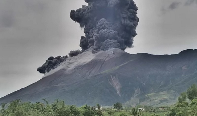 Gunung Kanlaon yang meletus dari kota Murcia, provinsi Negros Occidental, Filipina tengah, Kamis (19/2/2026). (Francis FABIANIA / AFP)