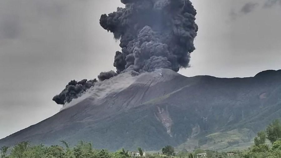Gunung Kanlaon yang meletus dari kota Murcia, provinsi Negros Occidental, Filipina tengah, Kamis (19/2/2026). (Francis FABIANIA / AFP)