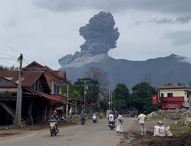 Gunung Kanlaon yang meletus dari kota Murcia, provinsi Negros Occidental, Filipina tengah, Kamis (19/2/2026). (Francis FABIANIA / AFP)