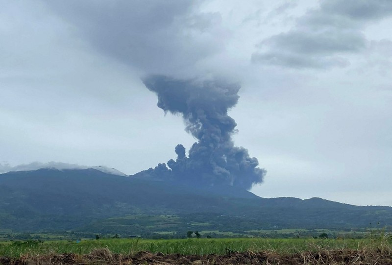 Gunung Kanlaon yang meletus dari kota Murcia, provinsi Negros Occidental, Filipina tengah, Kamis (19/2/2026). (Francis FABIANIA / AFP)