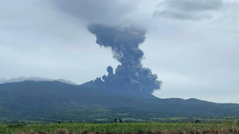 Gunung Kanlaon yang meletus dari kota Murcia, provinsi Negros Occidental, Filipina tengah, Kamis (19/2/2026). (Francis FABIANIA / AFP)