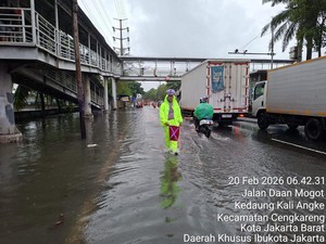 Hujan Sejak Dini Hari, Jalan Daan Mogot Jakbar Tergenang 10 Cm