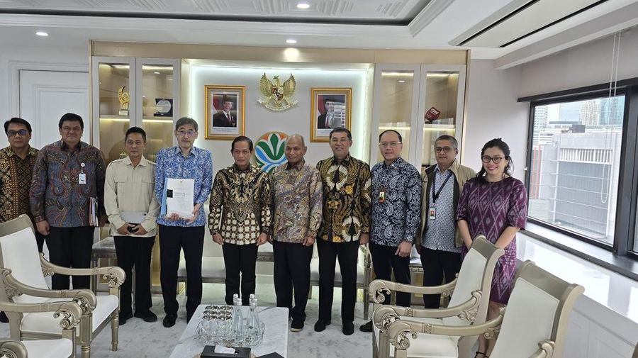 Kementerian Lingkungan Hidup (KLH) menyerahkan dokumen persetujuan Amdal Proyek Kilang LNG Darat Blok Masela, Maluku, kepada Inpex Masela Ltd. Disaksikan Menteri LH Hanif Faisol Nurofiq dan Kepala SKK Migas Djoko Siswanto di Jakarta, Jumat (20/2/2026). (Dok. SKK Migas)