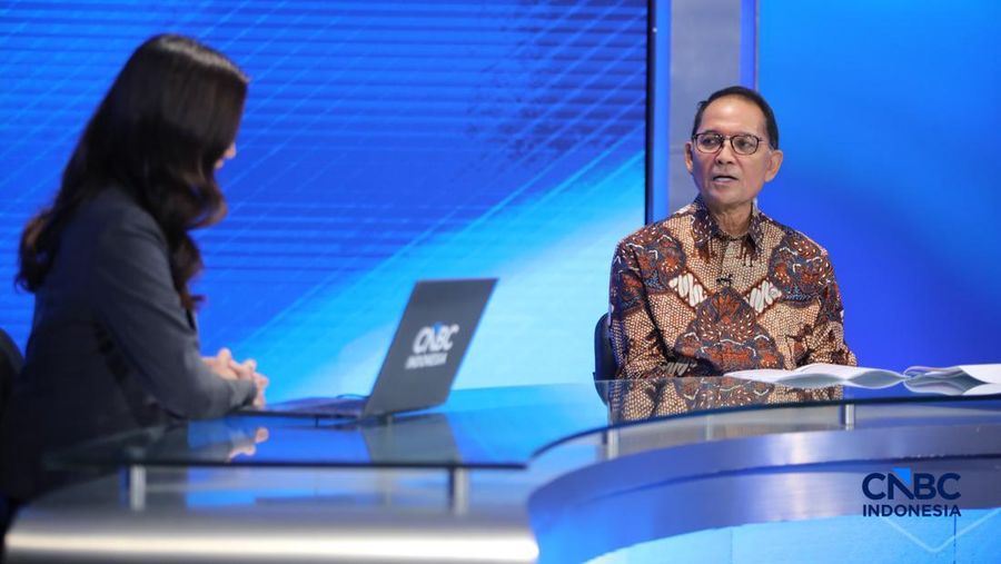 Kepala Eksekutif Pengawas Perasuransian, Penjaminan, dan Dana Pensiun Otoritas Jasa Keuangan (OJK), Ogi Prastomiyono menyampaikan pemaparan dalam acara Insurance Forum 2026 di Jakarta, Jumat (20/2/2026). (CNBC Indonesia/Faisal Rahman)