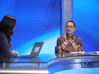 Kepala Eksekutif Pengawas Perasuransian, Penjaminan, dan Dana Pensiun Otoritas Jasa Keuangan (OJK), Ogi Prastomiyono menyampaikan pemaparan dalam acara Insurance Forum 2026 di Jakarta, Jumat (20/2/2026). (CNBC Indonesia/Faisal Rahman)