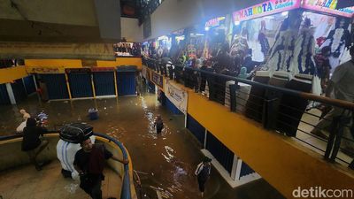 Luapan Kali Pesanggrahan Rendam Pasar Cipulir Sejak Pagi