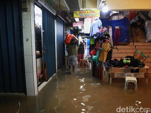 Video Banjir di Pasar Cipulir Berangsur Surut, Peedagang Bersih-bersih