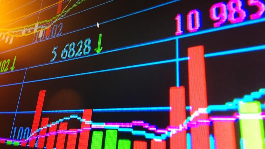 IHSG turun 0,43% ke 8.274,08. Sektor teknologi melemah, sementara layanan 5G baru diluncurkan. Rencana rights issue MPPA untuk akuisisi properti juga diumumkan.