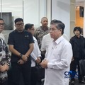Menteri Ketenagakerjaan (Menaker) Yassierli melakukan kunjungan ke Transmedia untuk mengecek perkembangan program magang nasional, Jumat (20/2/2026). (CNBC Indonesia/Chandra Dwi Pranata)