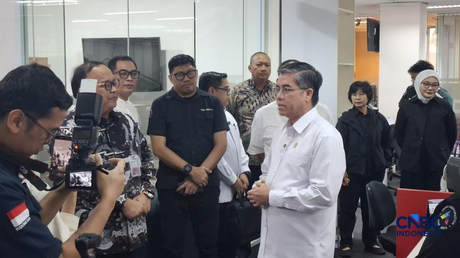 Menteri Ketenagakerjaan (Menaker) Yassierli melakukan kunjungan ke Transmedia untuk mengecek perkembangan program magang nasional, Jumat (20/2/2026). (CNBC Indonesia/Chandra Dwi Pranata)