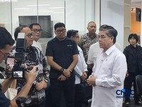 Menteri Ketenagakerjaan (Menaker) Yassierli melakukan kunjungan ke Transmedia untuk mengecek perkembangan program magang nasional, Jumat (20/2/2026). (CNBC Indonesia/Chandra Dwi Pranata)