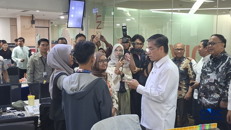 Menteri Ketenagakerjaan (Menaker) Yassierli melakukan kunjungan ke Transmedia untuk mengecek perkembangan program magang nasional, Jumat (20/2/2026). (CNBC Indonesia/Chandra Dwi Pranata)