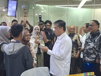 Menteri Ketenagakerjaan (Menaker) Yassierli melakukan kunjungan ke Transmedia untuk mengecek perkembangan program magang nasional, Jumat (20/2/2026). (CNBC Indonesia/Chandra Dwi Pranata)