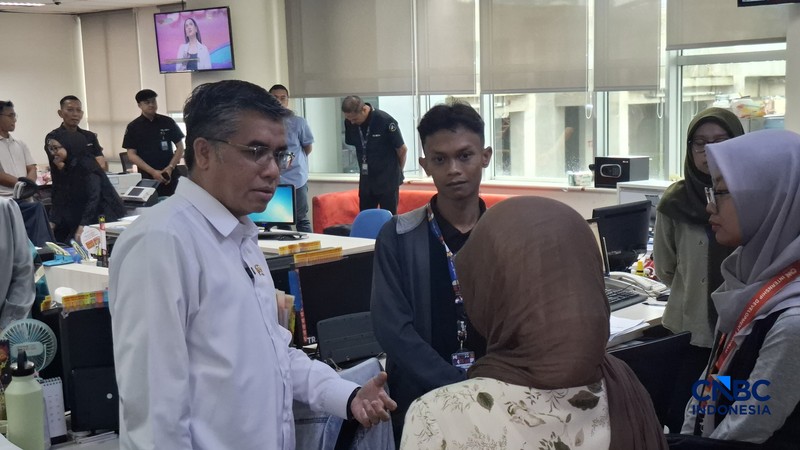 Menteri Ketenagakerjaan (Menaker) Yassierli melakukan kunjungan ke Transmedia untuk mengecek perkembangan program magang nasional, Jumat (20/2/2026). (CNBC Indonesia/Chandra Dwi Pranata)