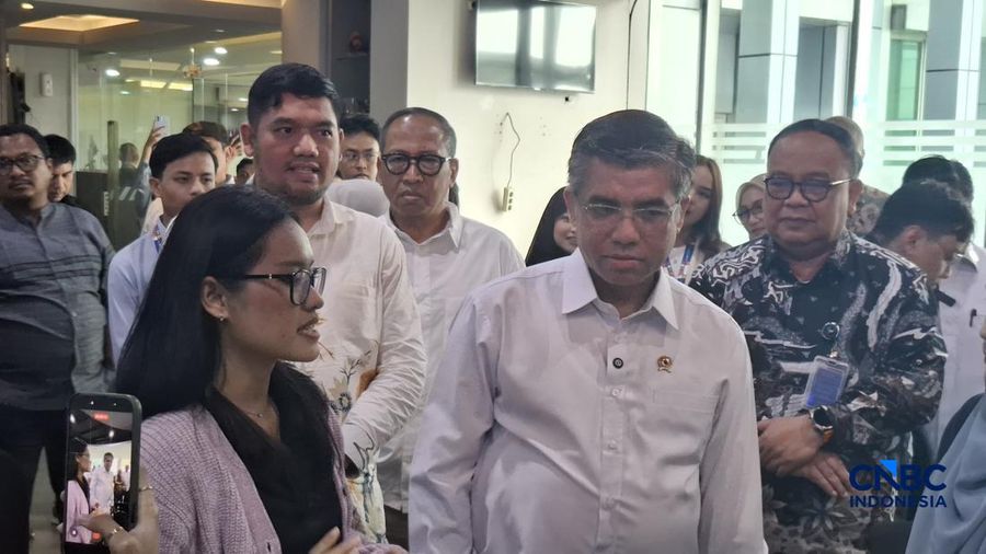 Menteri Ketenagakerjaan (Menaker) Yassierli melakukan kunjungan ke Transmedia untuk mengecek perkembangan program magang nasional, Jumat (20/2/2026). (CNBC Indonesia/Chandra Dwi Pranata)