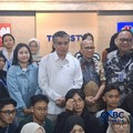 Menteri Ketenagakerjaan (Menaker) Yassierli melakukan kunjungan ke Transmedia untuk mengecek perkembangan program magang nasional, Jumat (20/2/2026). (CNBC Indonesia/Chandra Dwi Pranata)