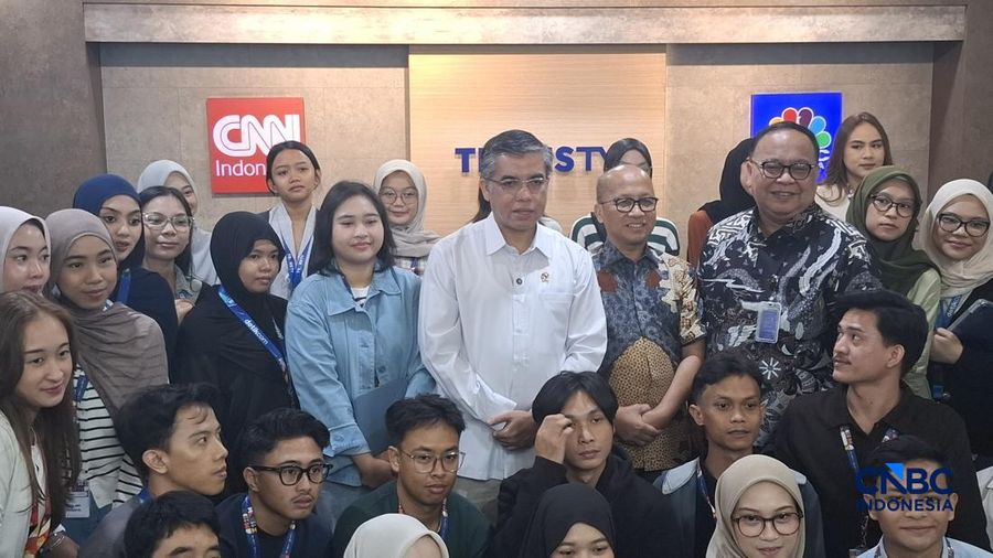 Menteri Ketenagakerjaan (Menaker) Yassierli melakukan kunjungan ke Transmedia untuk mengecek perkembangan program magang nasional, Jumat (20/2/2026). (CNBC Indonesia/Chandra Dwi Pranata)
