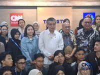 Menteri Ketenagakerjaan (Menaker) Yassierli melakukan kunjungan ke Transmedia untuk mengecek perkembangan program magang nasional, Jumat (20/2/2026). (CNBC Indonesia/Chandra Dwi Pranata)