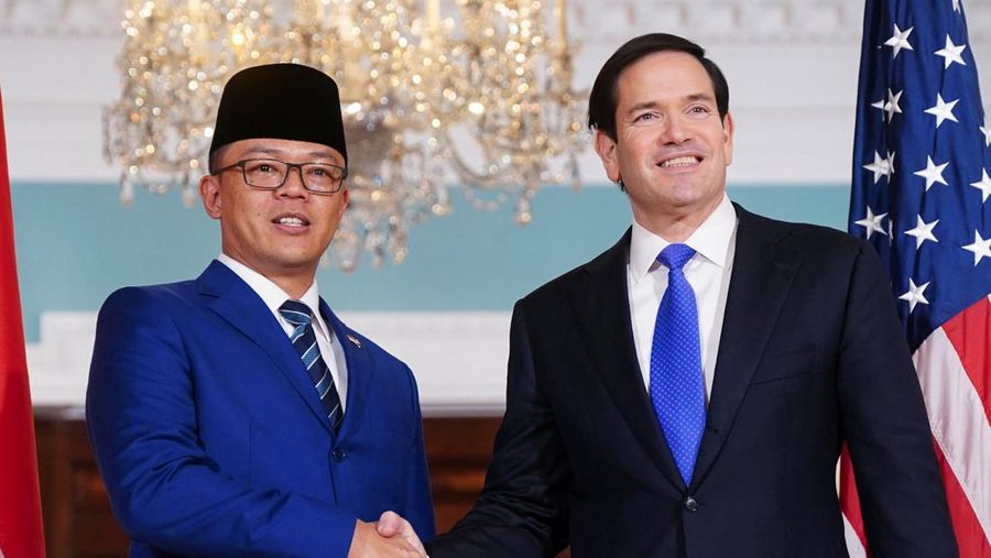 Menteri Luar Negeri AS Marco Rubio berjabat tangan dengan Menteri Luar Negeri Indonesia Sugiono di Departemen Luar Negeri di Washington, D.C., AS, 19 Februari 2026. (REUTERS/Nathan Howard)