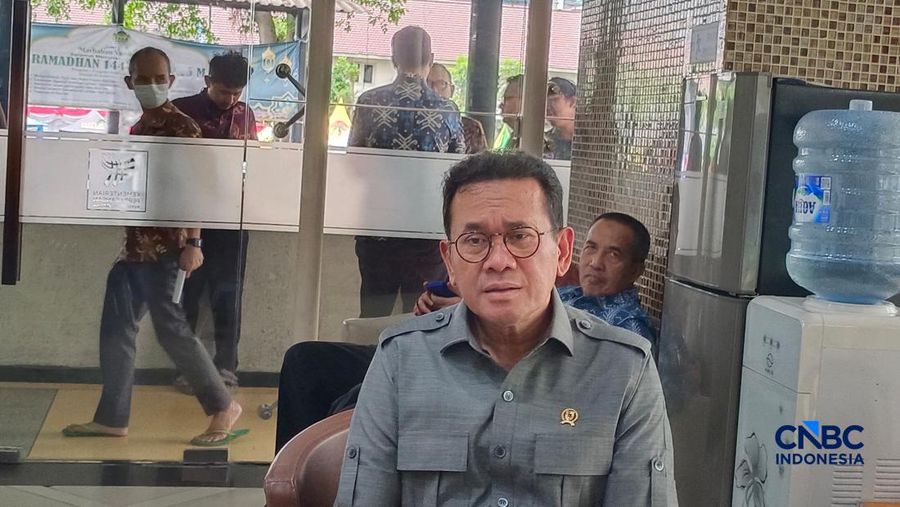Menteri Perdagangan (Mendag) Budi Santoso saat ditemui wartawan di kantornya, Jakarta, Jumat (20/2/2026). (CNBC Indonesia/Martyasari Rizky)