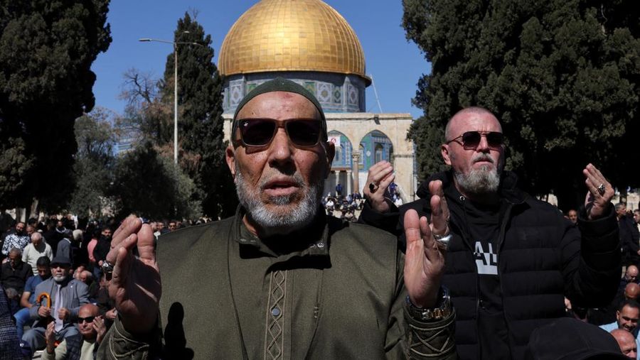 Warga Palestina berbondong-bondong menuju kompleks Al-Aqsa, yang juga dikenal oleh orang Yahudi sebagai Bukit Bait Suci, di Kota Tua Yerusalem, untuk mengikuti salat Jumat pertama selama bulan suci Ramadhan, di dekat pos pemeriksaan Qalandia di Tepi Barat yang diduduki Israel, 20 Februari 2026. (REUTERS/Mohammed Torokman)