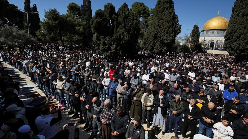 Warga Palestina berbondong-bondong menuju kompleks Al-Aqsa, yang juga dikenal oleh orang Yahudi sebagai Bukit Bait Suci, di Kota Tua Yerusalem, untuk mengikuti salat Jumat pertama selama bulan suci Ramadhan, di dekat pos pemeriksaan Qalandia di Tepi Barat yang diduduki Israel, 20 Februari 2026. (REUTERS/Mohammed Torokman)