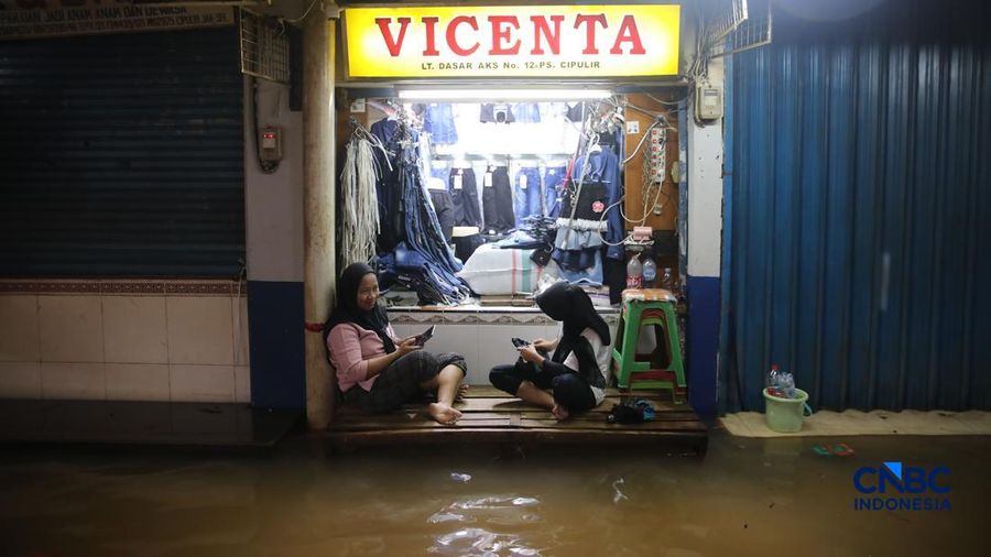 Pedagang menunggu pembeli saat banjir melanda Pasar Cipulir di Jakarta, Jumat (20/2/2026). (CNBC Indonesia/Faisal Rahman)