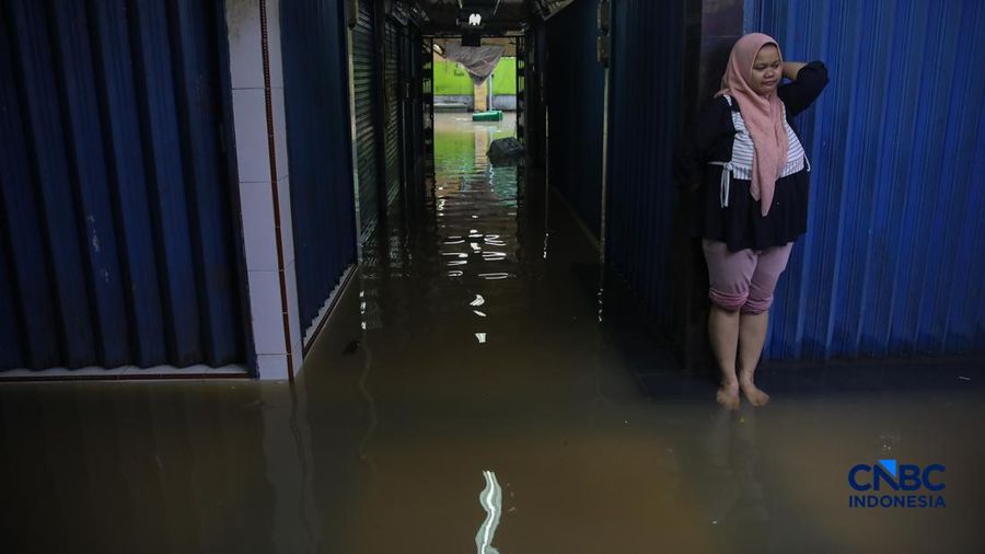 Pedagang menunggu pembeli saat banjir melanda Pasar Cipulir di Jakarta, Jumat (20/2/2026). (CNBC Indonesia/Faisal Rahman)