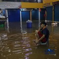Tembok Jebol Buat Kali Meluap, Potret Pasar Cipulir Terendam Banjir