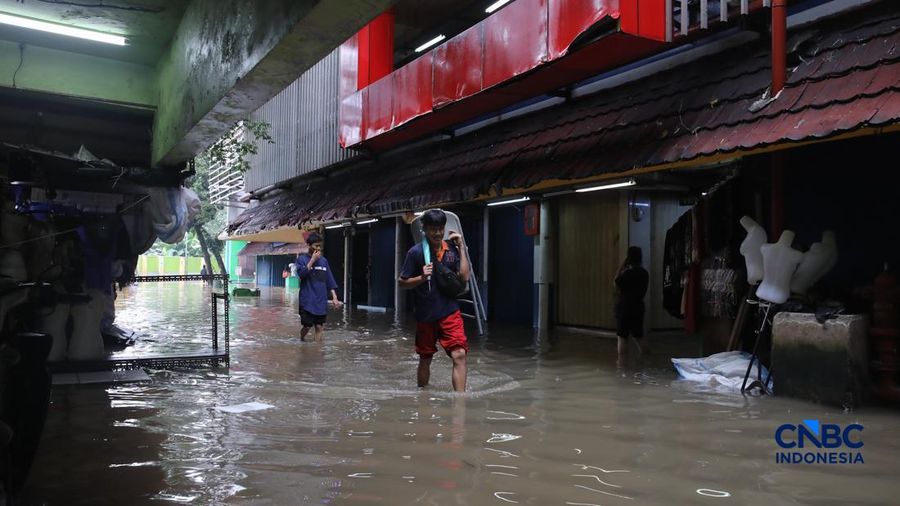 Pedagang menunggu pembeli saat banjir melanda Pasar Cipulir di Jakarta, Jumat (20/2/2026). (CNBC Indonesia/Faisal Rahman)