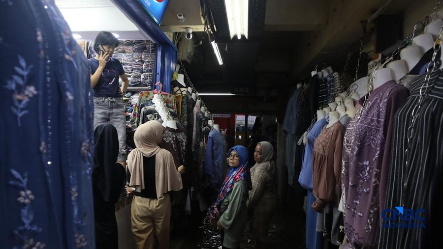 Pedagang menunggu pembeli saat banjir melanda Pasar Cipulir di Jakarta, Jumat (20/2/2026). (CNBC Indonesia/Faisal Rahman)