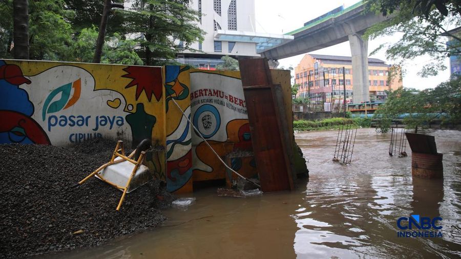 Pedagang menunggu pembeli saat banjir melanda Pasar Cipulir di Jakarta, Jumat (20/2/2026). (CNBC Indonesia/Faisal Rahman)